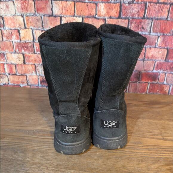 UGG Women's Classic Black Short Mid-Calf Snow Boot Black Size 7 - Picture 2 of 6